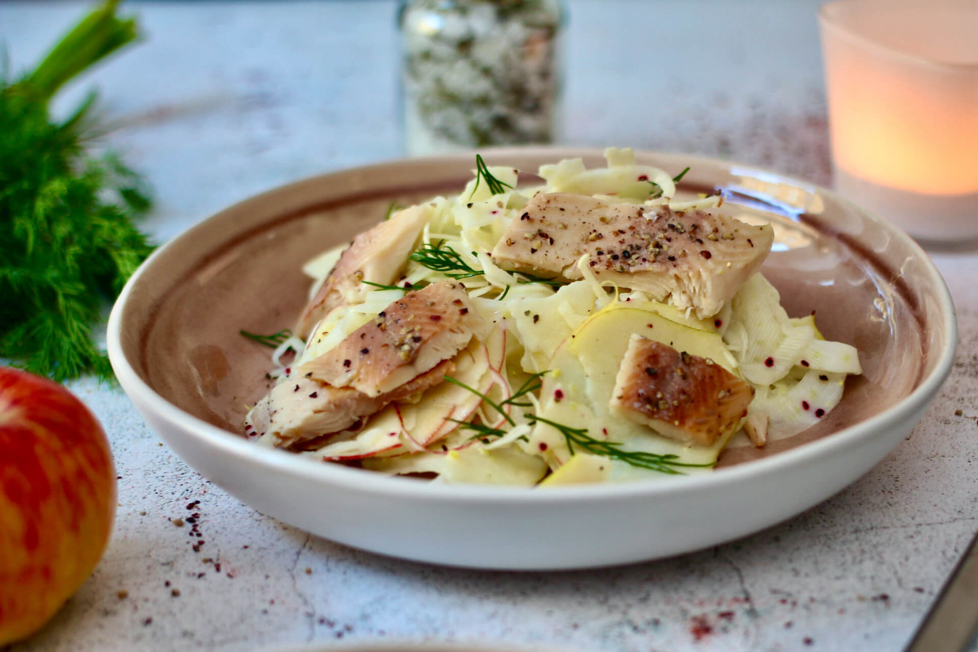 Apfel-Fenchel-Salat mit Räucherfisch