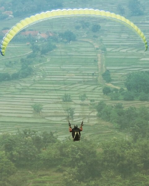 foto paralayang di gunung panten