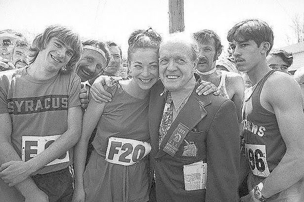 Kathrine Switzer i Jock Semple stoją razem na starcie maratonu w Bostonie w 1973 roku