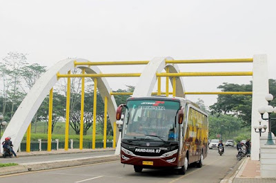 Bus Pandawa Jetbus 2 Mercedes Benz OC 500 RF 2542 Merah