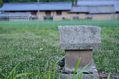 ひとつ石のすぐ裏にある石祠