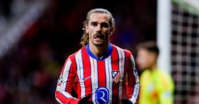 Antoine Griezmann, le talisman de l'Atlético de Madrid, se prépare à vivre une soirée particulière. L'ancien joueur du FC Barcelone affrontera son ancienne équipe, un club où il n'a jamais réussi à s'imposer. Malgré un bilan catastrophique en Catalogne, le Français arrive à ce rendez-vous avec une confiance inébranlable et l'ambition de mener les Colchoneros vers la victoire. Une statistique qui fait froid dans le dos  En 13 déplacements à Barcelone, toutes compétitions confondues, Griezmann n'a jamais connu la victoire. Une statistique qui en dit long sur la difficulté qu'il a toujours eu à briller sur la pelouse du Camp Nou. Pourtant, cette saison, l'attaquant français est au sommet de son art. Auteur de 7 buts et une passe décisive lors des onze dernières rencontres, Griezmann est l'un des artisans de l'excellente série de l'Atlético. Ce match face au Barça revêt une importance capitale dans la course au titre. Les Colchoneros, portés par leur série de victoires, sont revenus à hauteur des Blaugranas au classement. Une victoire à Barcelone permettrait à l'Atlético de prendre les commandes de la Liga. Un Barça vulnérable ?  Le Barça, de son côté, traverse une période de doute. Les Blaugranas ont montré des signes de faiblesse ces dernières semaines, notamment en défense. L'absence de Marc-André ter Stegen dans les buts est un handicap supplémentaire pour les Catalans. Griezmann et ses coéquipiers auront donc l'occasion de profiter de cette situation pour infliger une nouvelle défaite au Barça. Ce choc entre l'Atlético de Madrid et le FC Barcelone s'annonce passionnant. Griezmann aura à cœur de prouver qu'il est capable de briller face à son ancienne équipe et de mettre fin à sa série de défaites en Catalogne. Les supporters des Colchoneros espèrent que leur attaquant préféré leur offrira un moment de bonheur en inscrivant le but de la victoire.