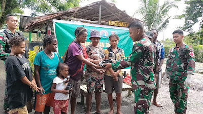 Bantu Atasi Keluhan Warga Perbatasan Papua, Satgas Yonif 126/KC Keliling Kampung Berikan Pengobatan Gratis