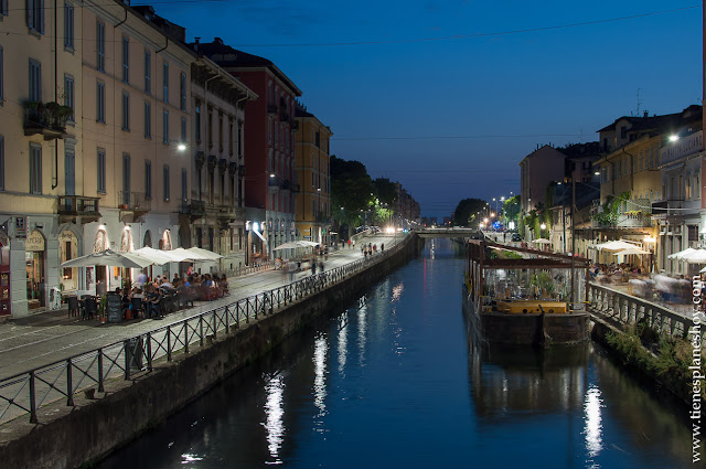 Navigli canales Milan noche turismo Italia