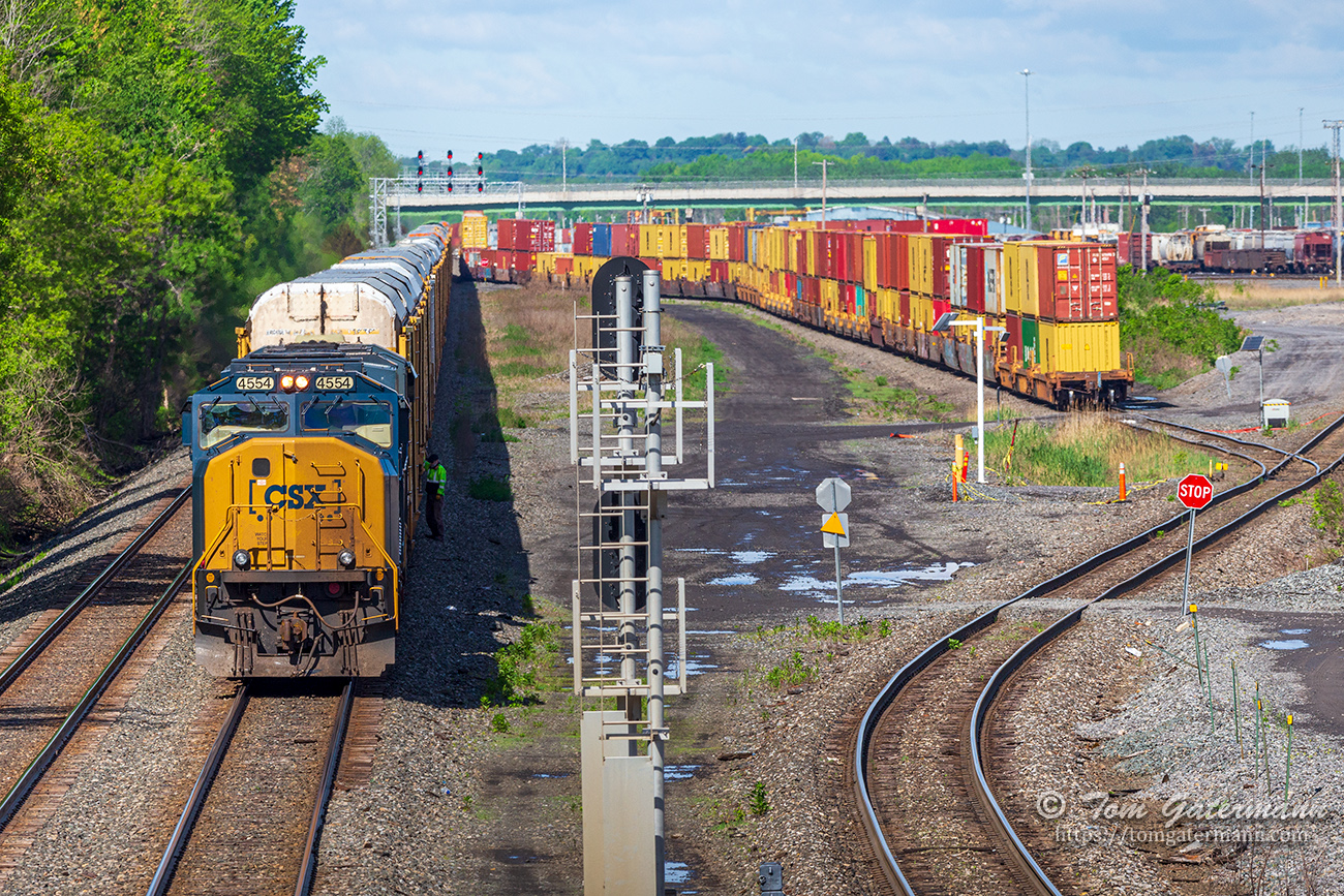 CSXT 4554 leading Q212 - Syracuse Terminal Subdivision at DeWitt Yard