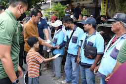 Kunjungi Sejumlah Pasar di Surakarta, Jokowi Bagikan Bantuan untuk Masyarakat