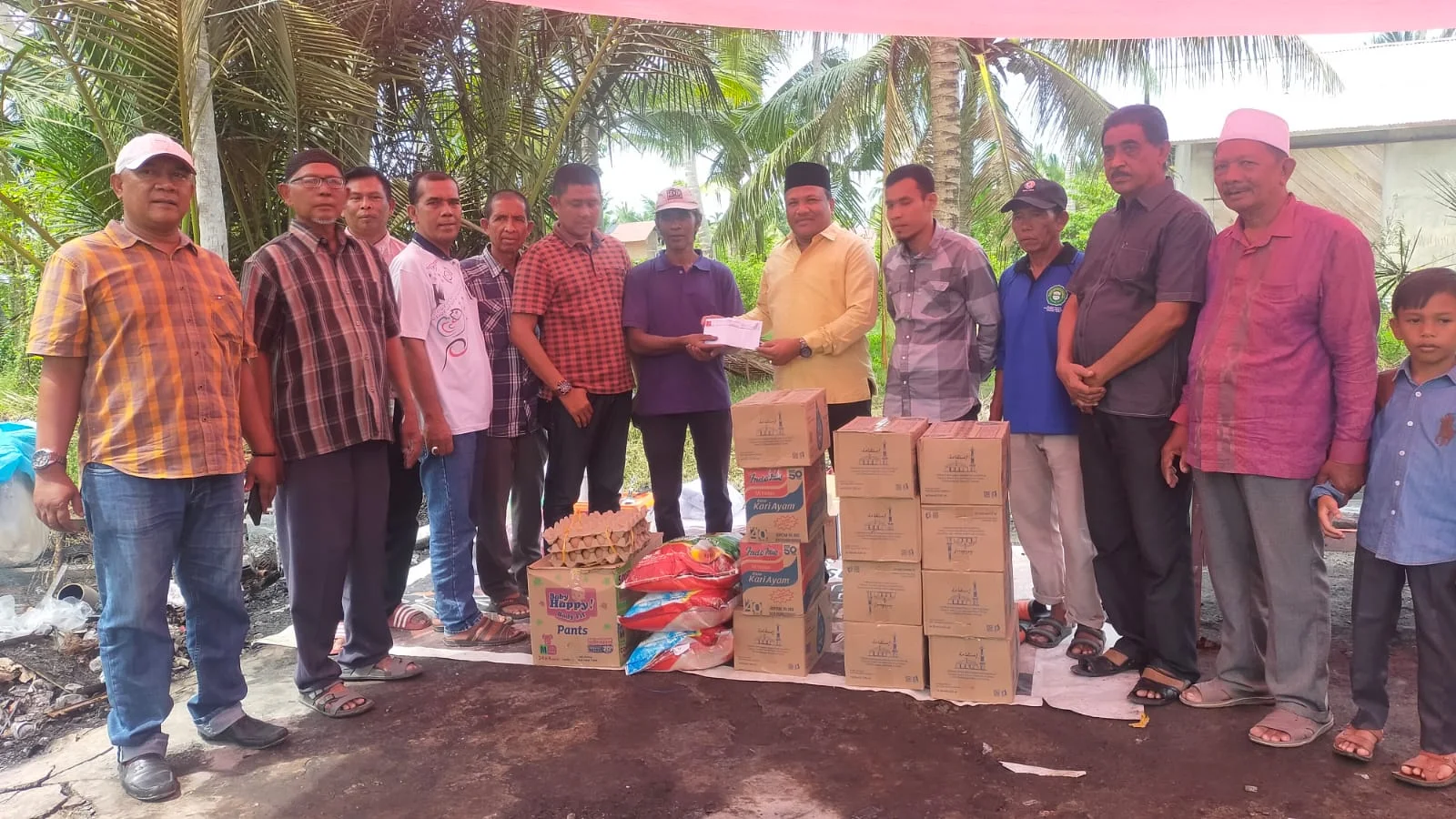 H. Mukhlis Takabeya Bantu Korban Kebakaran Keluarga Miskin di Cot Bada Baroh