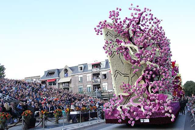 O Festival Anual Corso Zundert Parade Anual homenageia Van Gogh com carros monumentais decorados com flores