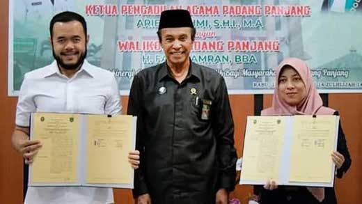 Fadly Amran saat penandatanganan kerja sama Pemko dengan Pengadilan Agama Padang Panjang