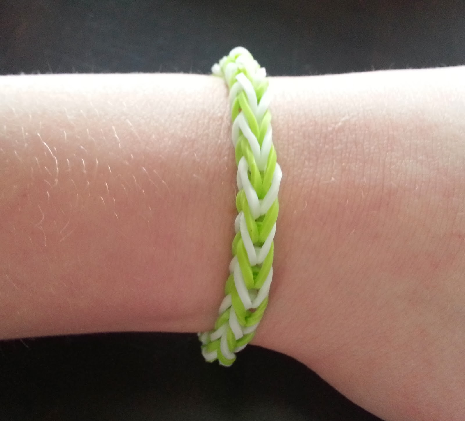 Tutorial from SSL Kids: How To Make a Fishtail Rubber Band Bracelet