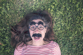 Photo représentant une femme déguisée de telle sorte à faire rire.