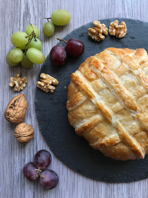 camembert en hojaldre con cebolla caramelizada y nueces receta