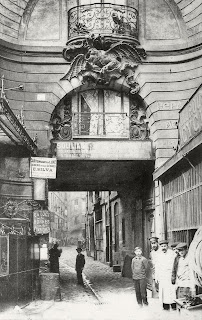 Cour du Dragon à St Germain-des-prés, aujourd'hui disparu, seul le dragon subsiste