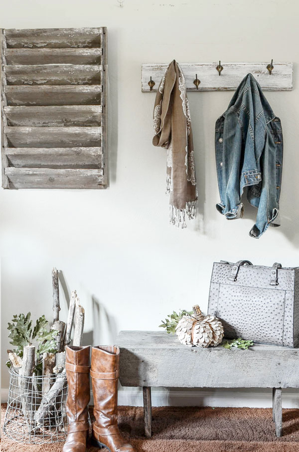 Industrial farmhouse entryway decorated for fall.  ||  www.andersonandgrant.com