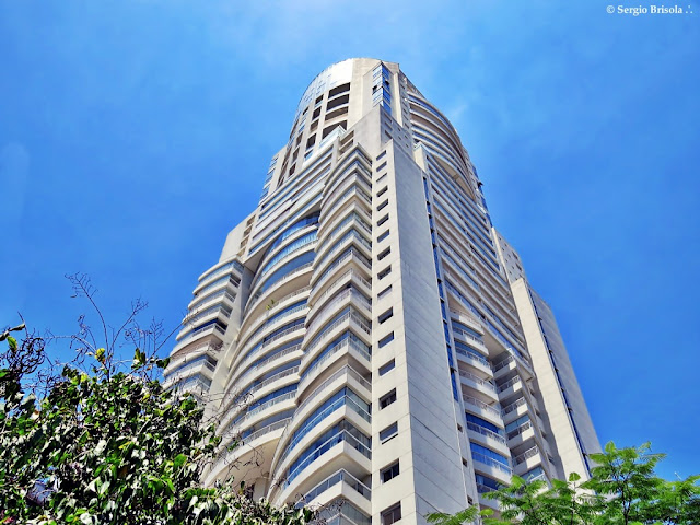 Perspectiva inferior do Edifício Mandarim - Cidade Monções - São Paulo