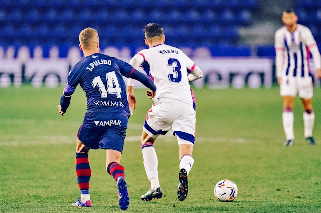 Kenan Kodro, que debutó en el Real Valladolid, disputa un balón con Jorge Pulido. REAL VALLADOLID C. F 1 S. D. HUESCA 3. 29/0172021. Campeonato de Liga de 1ª División, jornada 21. Valladolid, estadio José Zorrilla. GOLES: 0-1: 37’, Rafa Mir. 0-2: 50’, Rafa Mir. 0-3: 57’, Rafa Mir. 1-3: 90+3’, Toni Villa.