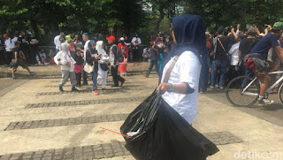 Bubarkan Diri, Massa #2019GantiPresiden Punguti Sampah