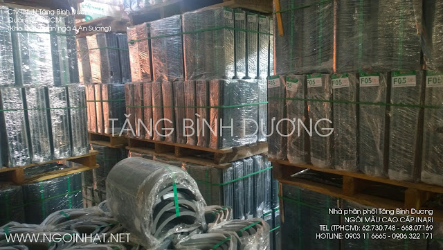 Ngói màu INARI chất lên pallet bằng xe nâng trong kho Tăng Bình Dương 