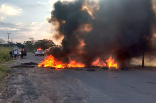 http://vnoticia.com.br/noticia/2724-manifestantes-fecham-estrada-entre-sao-francisco-e-guaxindiba-apos-asfalto-ceder-novamente