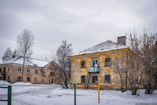 Пустырь и два двухэтажных дома