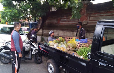 Berjualan Di Trotoar Ganggu Akses Masyarakat, Satgas Kelurahan Sumerta Tertibkan Pedagang Bermobil.