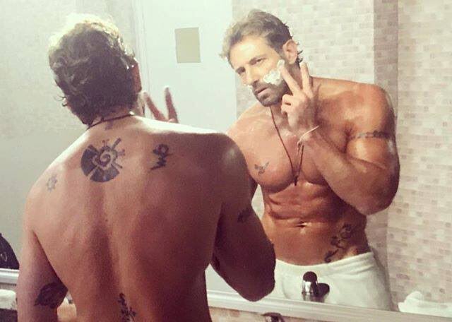 gabriel soto desnudo en el baño