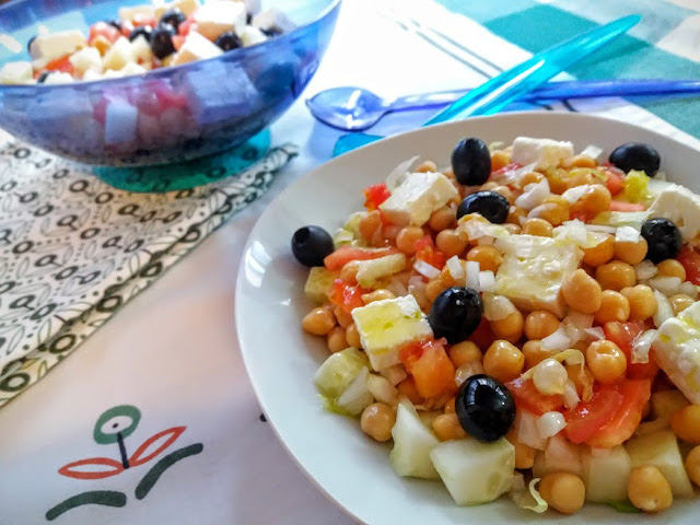 http://www.lacocinadepedroyyolanda.com/2016/07/ensalada-de-garbanzos-griega.html