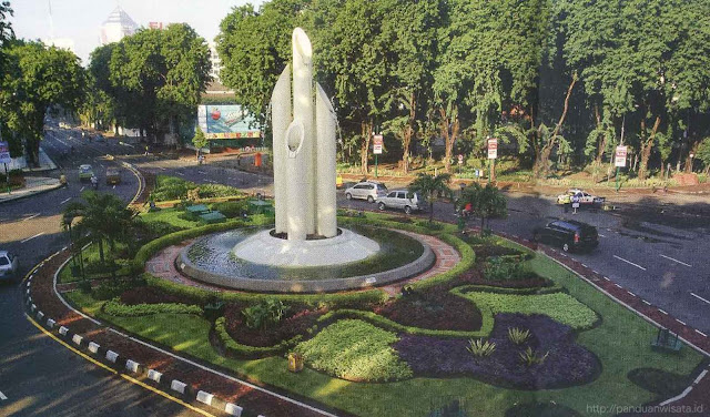 pilar monumen bambu runcing surabaya