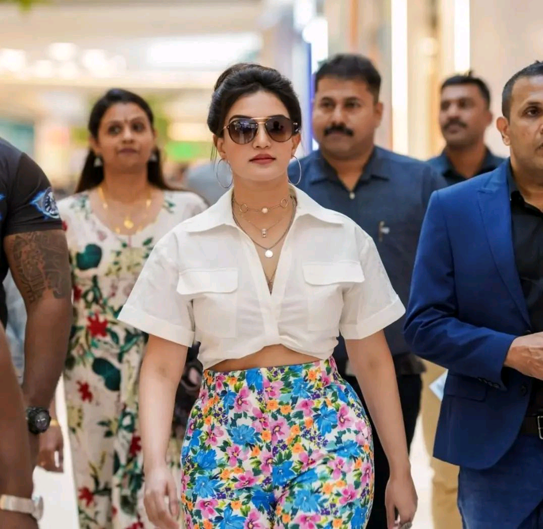 Honey Rose Showed her Big Ass You can see the Hot and Curvy body figure of Honey Rose, Honey Rose hottest looks, Honey Rose hot, Honey Rose sexy, Honey Rose sexy Butt, Honey Rose huge Ass, Honey Rose sexy curvy body figure, Honey Rose viral looks