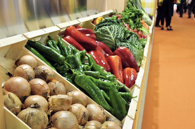 el stand de Caldo Aneto estaba rodeado de cajas con verduras llenas de color y vida