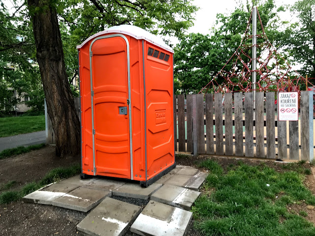 チェコの首都プラハの郊外の公園にある簡易トイレ