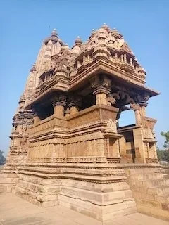<img source='pic.gif' alt=‘Parsvanth Temple Khajuraho India.’ />