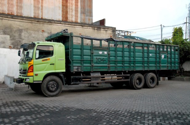 Gambar Dan Foto Truk Tronton Terbaru