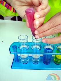 Añadiendo colorante rojo a un tubo de ensayo con agua