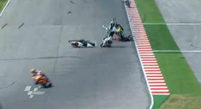 San Marino GP, dies Tomizawa Moto2 after frightening accident video