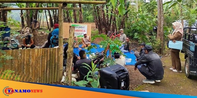 Praktek penggunaan Alsintan Cultivator di Kebun KWT Flamboyan 38 Kelurahan Bukit Apit Puhun