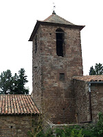 Campanar de Sant Feliu de Rodors amb el pou pluvial als seus peus