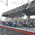 गाजीपुर में रेलवे स्टेशन पर यात्री ट्रेनों का करते रहा इंतजार, ट्रेनों का हाल बेहाल; गरीब रथ निरस्त