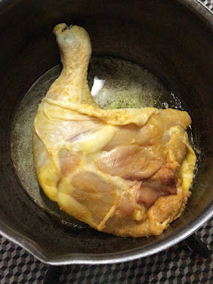 鶏もも肉を炒める
