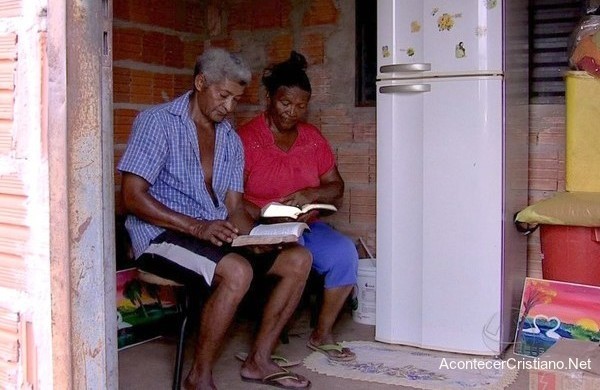 Pareja de analfabetos estudiando