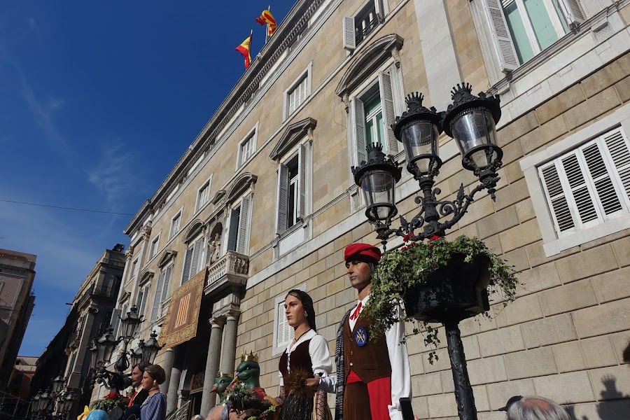 バルセロナ市庁舎（Ayuntamiento de Barcelona）とヒガンテス（Gigantes）