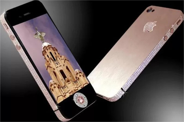iPhone 4S  مع 500 قطعة من الأحجار الكريمة