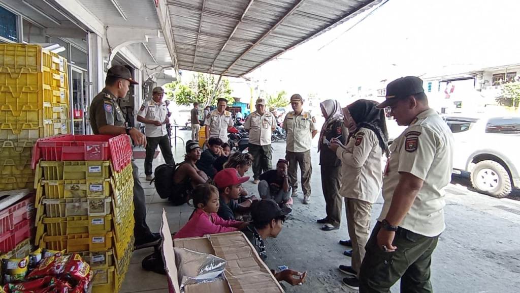 Satpol PP Lampung Barat Tertibkan Anak Punk yang Membawa Balita di Kawasan Pasar Liwa