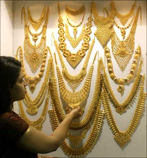 <img src="baby-crying.jpg" alt="Cool Gold Jewellery Design Images"/>