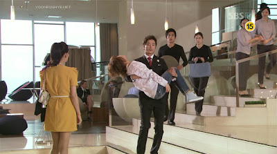 Hyun Ki Joon (Kang Ji Hwan) menggendong Gong Ah Jung (Yoon Eun Hye)