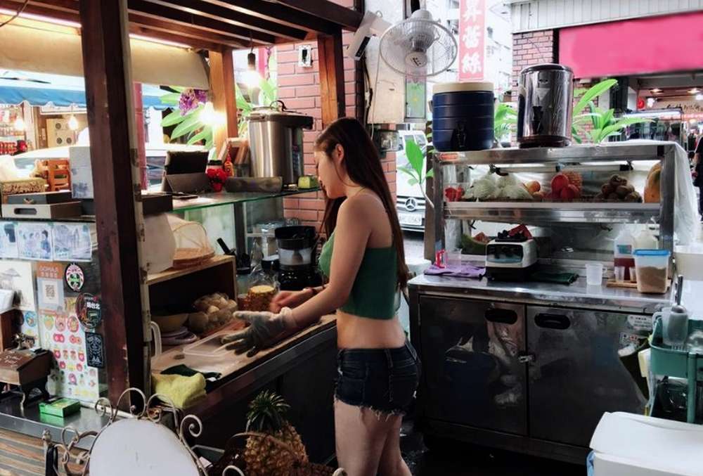 10 Penjual Makanan Cantik dan Seksi di Indonesia Viral 