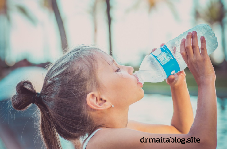 Niña tomando agua