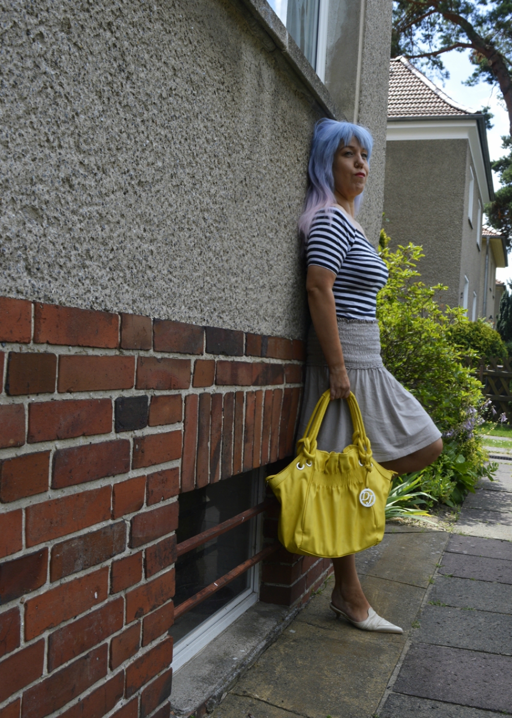 Yellow Bag and striped Shirt - Outfit with High waisted Skater Skirt, striped shirt and leather mules; posted by Annie K, Fashion Blogger, Founder, CEO and writer of ANNIES BEAUTY HOUSE - a german fashion and beauty blog