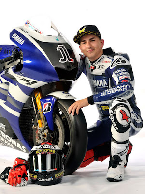 Jorge_Lorenzo_Yamaha_Factory_Racing_YZR-M1_2011_02_900x1200
