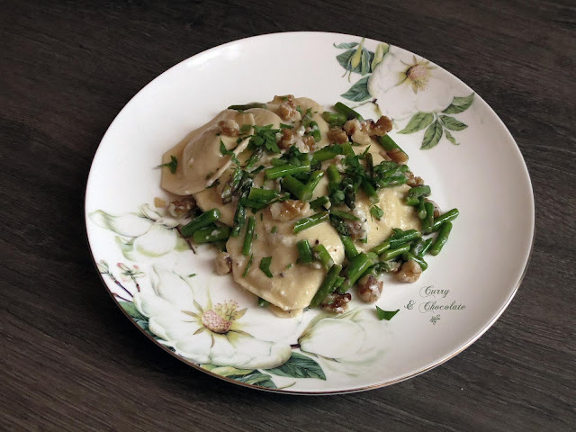 Raviolis con espárragos y nueces – Raviolis with sauteed asparagus and walnuts